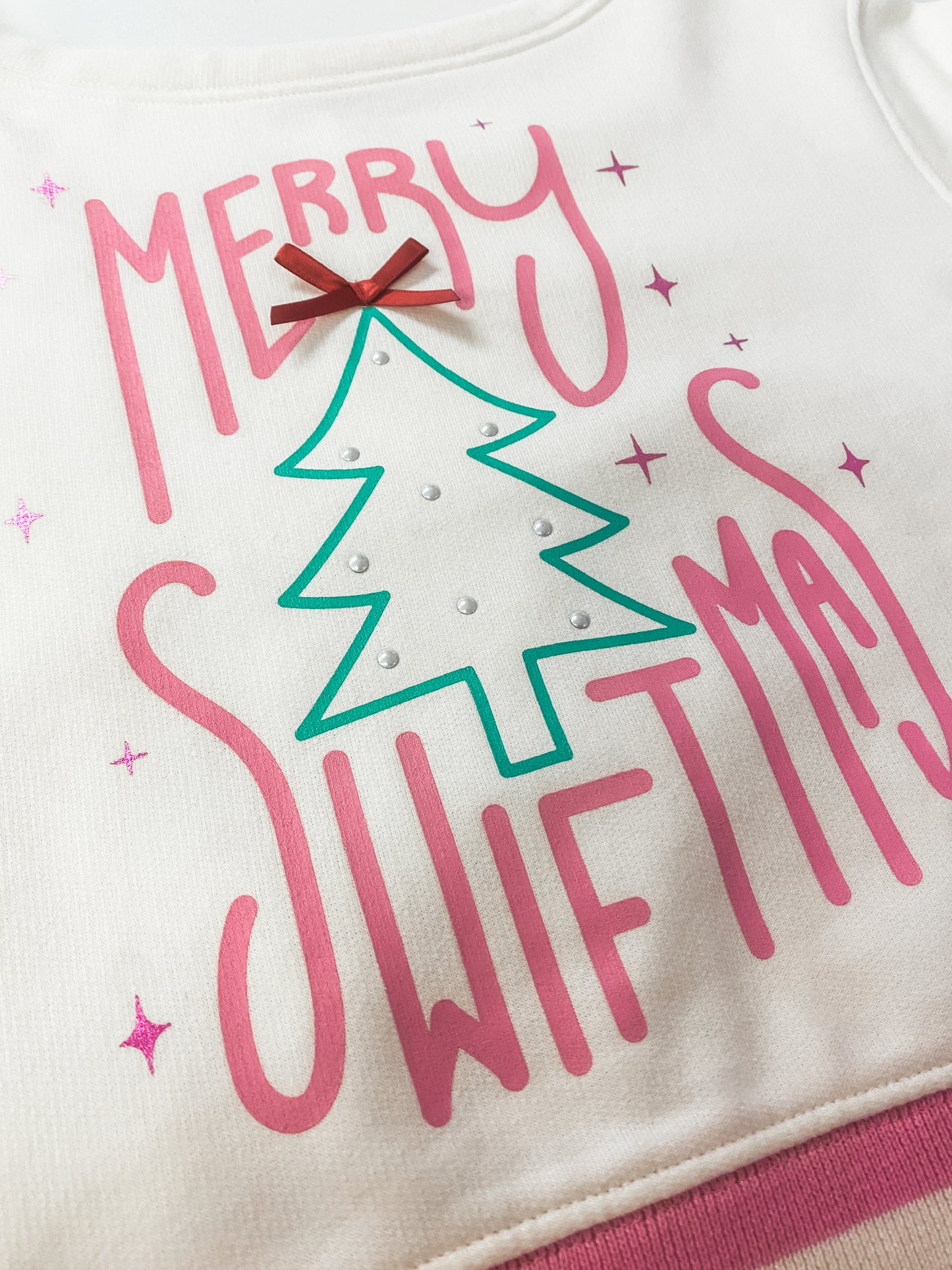 Merry Swiftmas Sweatshirt – Tween Girl Holiday Fleece with Pearls & Bow Appliqué
