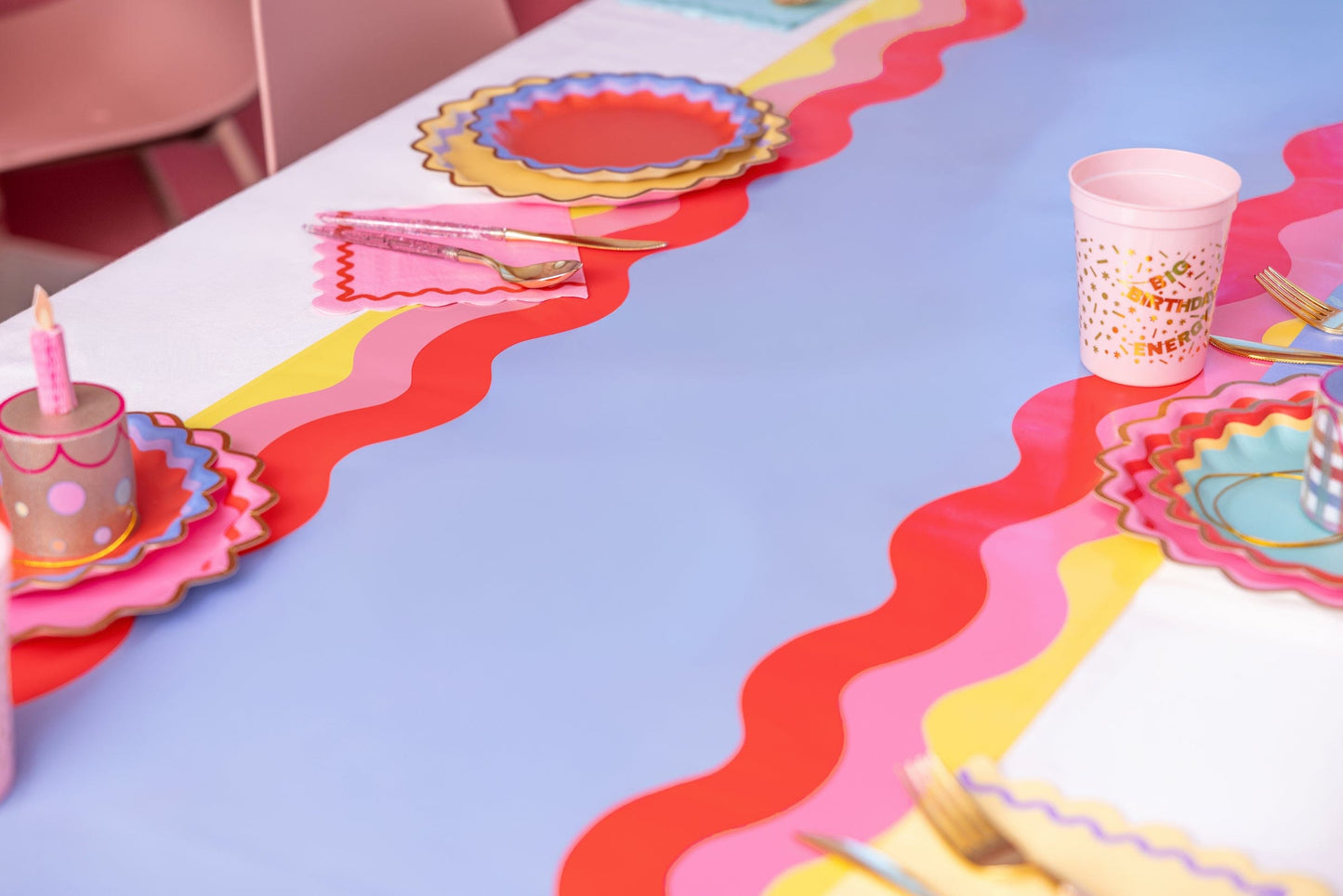 Scalloped Soirée Paper Table Runner (25 ft, cut to fit)
