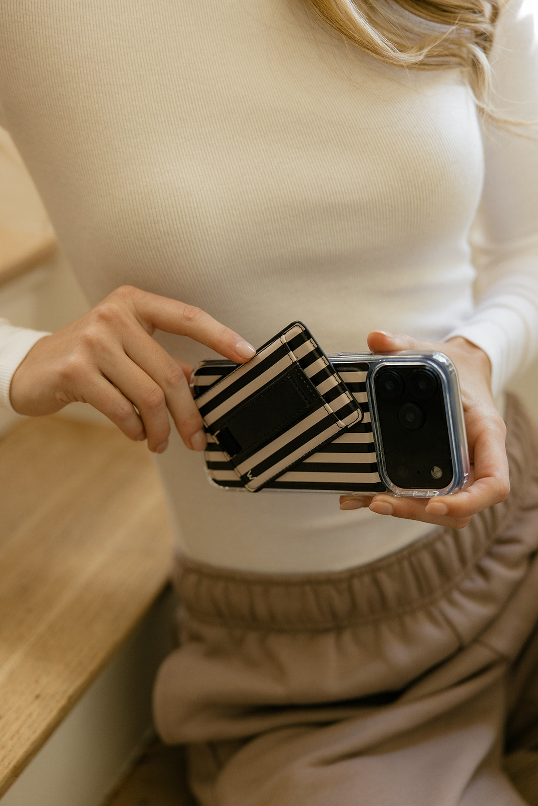 Fine Line Magnetic Wallet