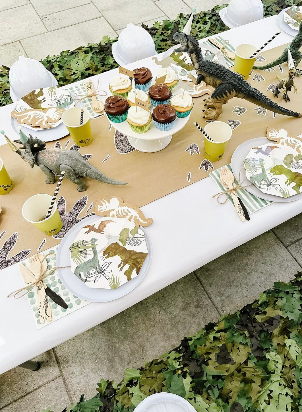 Dinosaur Small Plates 7" (Set of 8) – Dino Birthday Party Supplies