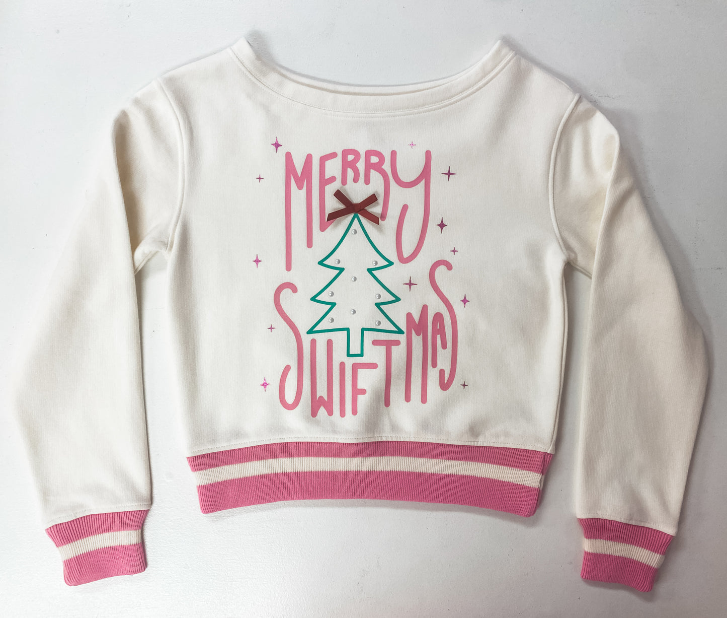 Merry Swiftmas Sweatshirt – Tween Girl Holiday Fleece with Pearls & Bow Appliqué