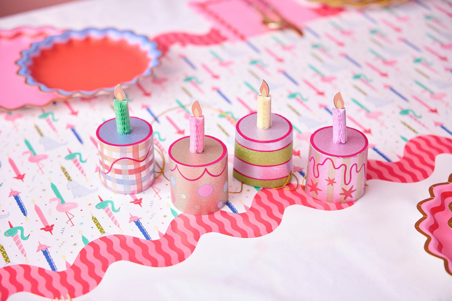 Party Parade Paper Table Runner (25 ft, cut to fit)