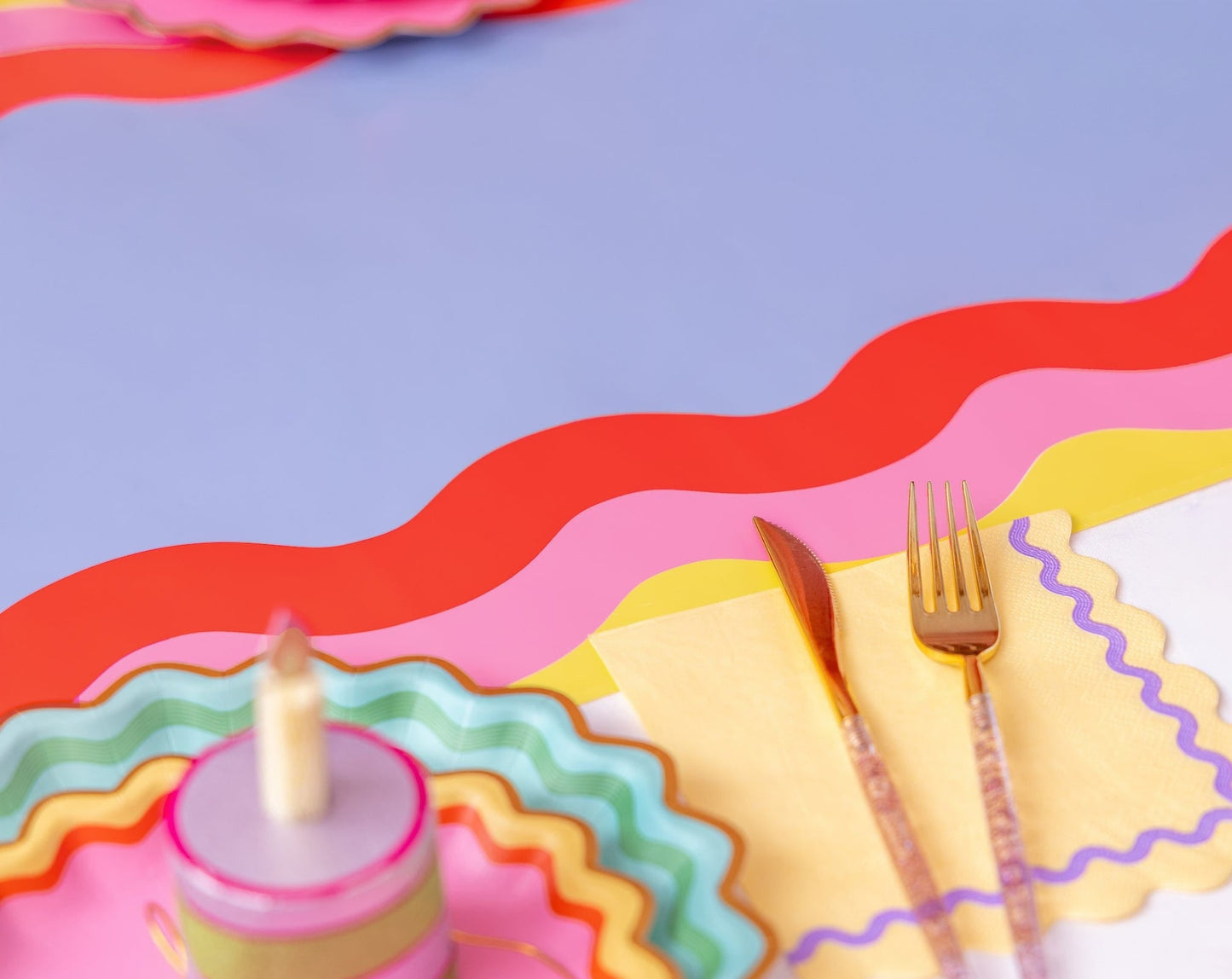 Scalloped Soirée Paper Table Runner (25 ft, cut to fit)