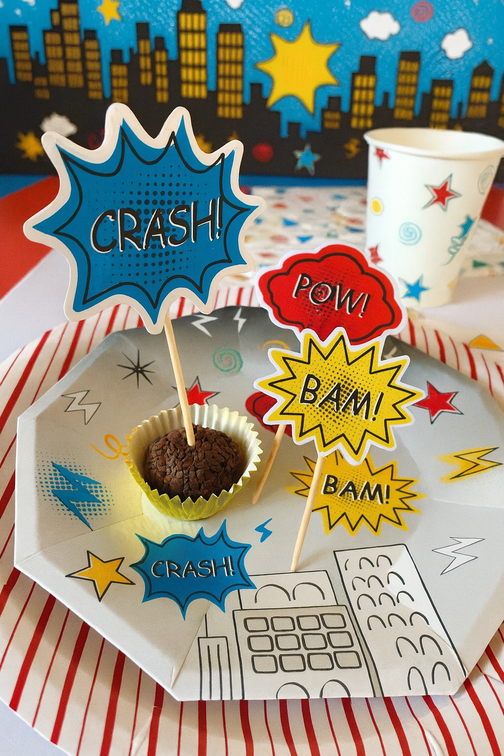 Red Fine Stripes Paper Plates 7" (Set of 8) – Bold Birthday Party Supplies