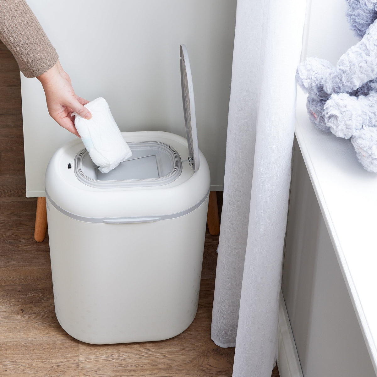Shnuggle Eco-Touch Nappy Bin Diaper Pail + 30 Better Bag Liners